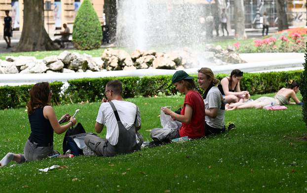 Zagreb: Građani spas od vrućine pronalaze u hladu Zrinjevca ili fontanama