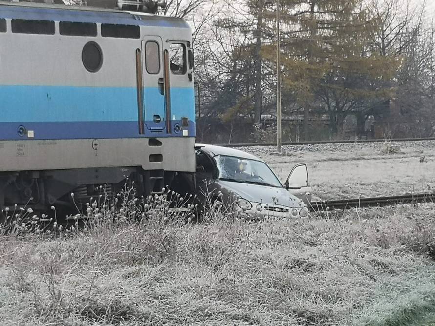 Vlak mu uletio u auto: Nije ga vidio zbog zaleđenih stakala