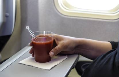 Znate li zašto se u zrakoplovu popije puno soka od rajčice?