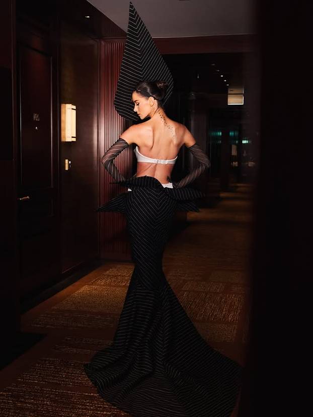 FOTO Fatalna brineta zapalila internet! U izazovnom izdanju otkrila je svoju 'malu tajnu'