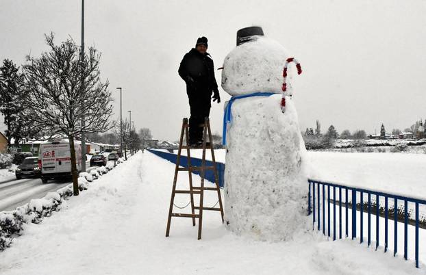 VIDEO Još jedan mega snjegović niknuo u Slavoniji. Visok je tri i pol metra i postao hit u Brodu