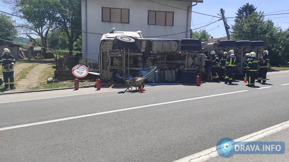 Prevrnuo se kamion kod Koprivnice, zakačio rasvjetni stup, prometni znak i ogradu