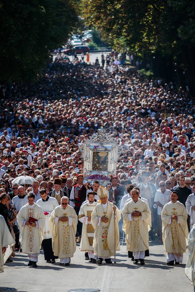 Sinj: Procesija i misa povodom blagdana Velike Gospe koju je predvodio Želimir Puljić