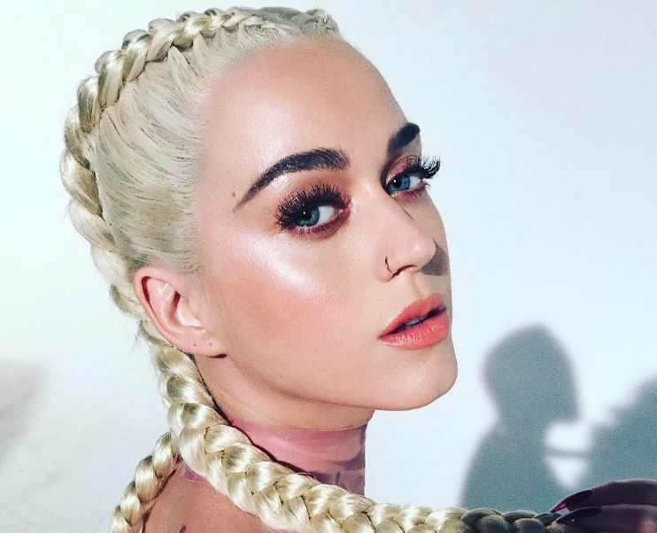 Želi biti seksi kao Kim: Katy Perry grudi stavila u prvi plan