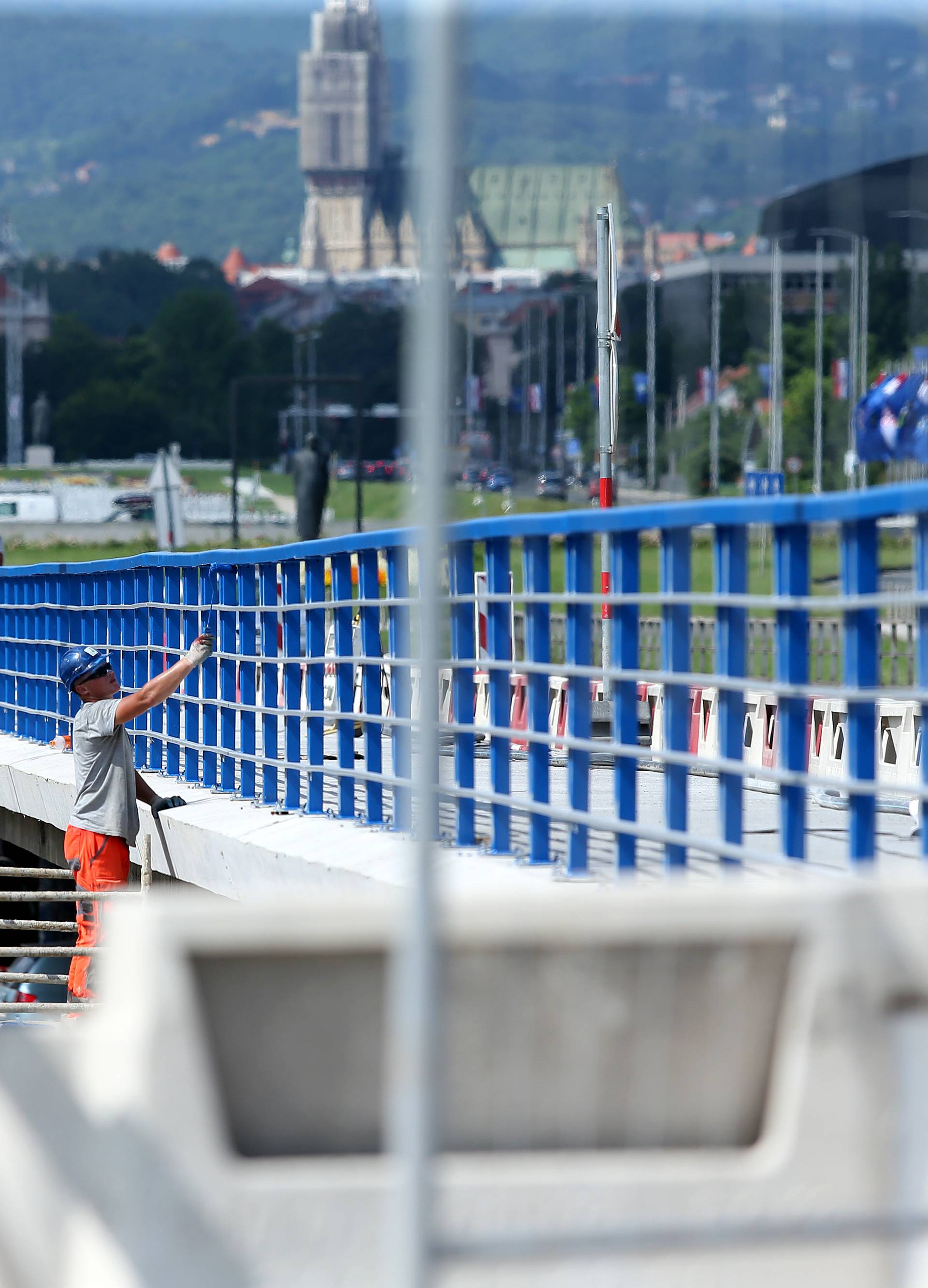 Zagreb: BandiÄ? obi??ao radnike na Mostu slobode i poÄ?astio ih Ä?evapima