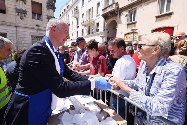 Split: Povodom blagdana svetog Dujma, zaštitnika grada, građanima podijeljeno 5000 porcija janjetine s graškom 