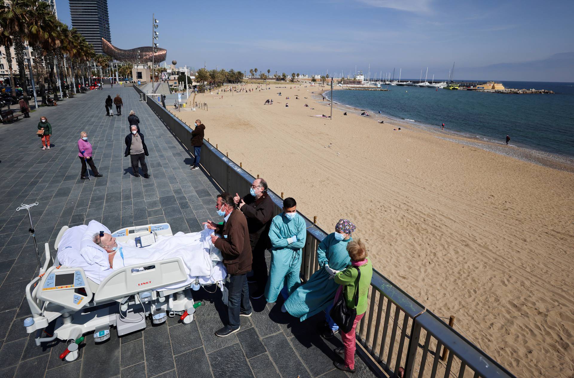 Barcelona Hospital del Mar takes COVID-19 ICU survivor to beachside for "sea therapy\