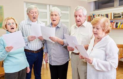 Ljudi u kasnijoj životnoj dobi potiču rad mozga - pjevanjem