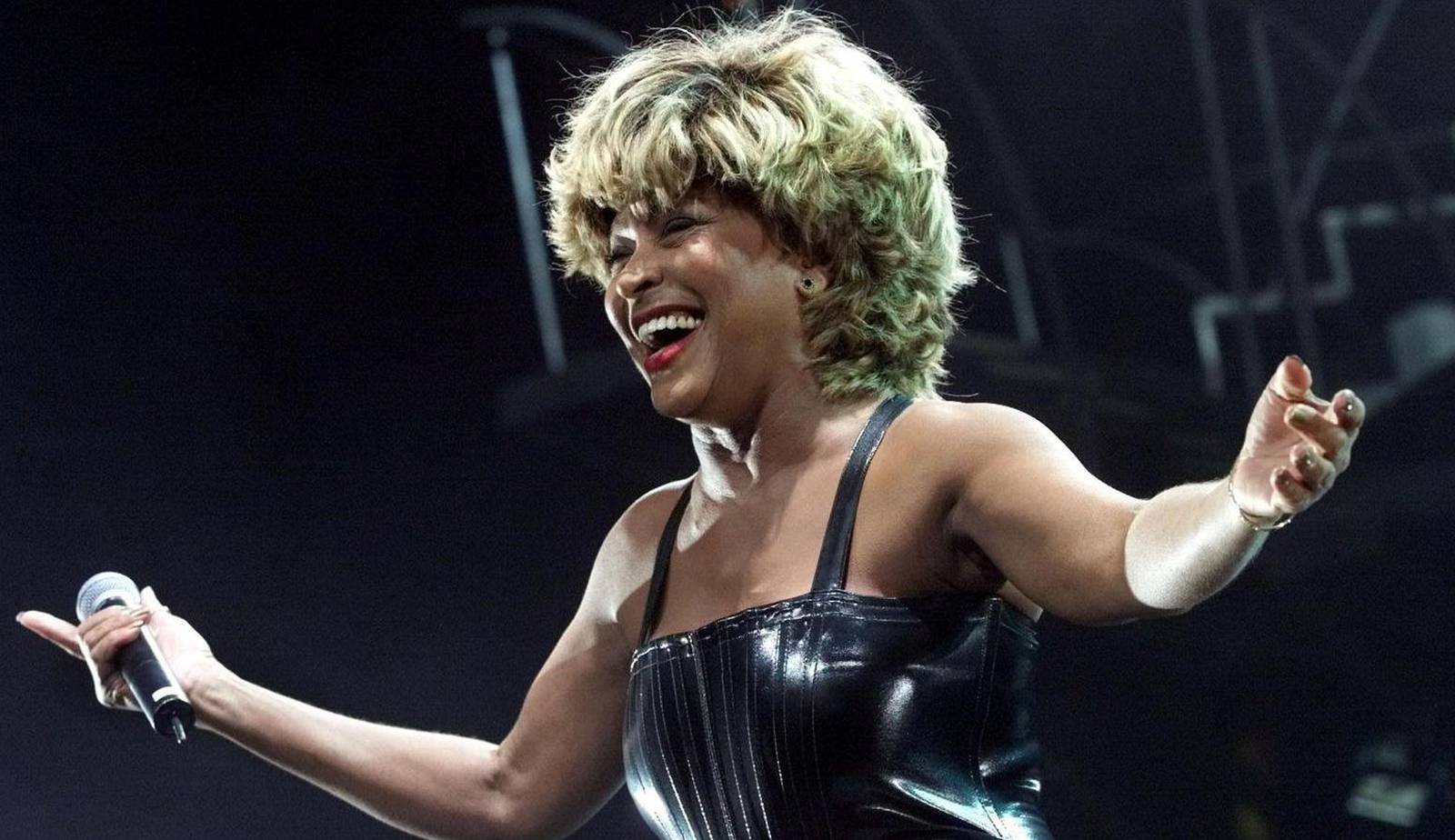 FILE PHOTO: Singer Tina Turner acknowledges applause after performing on the closing night of her "Twenty Four Seven" concert tour, at the Arrowhead Pond arena in Anaheim, California