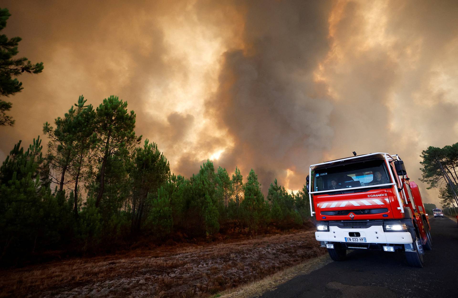 Wildfires continue to spread in the Gironde region