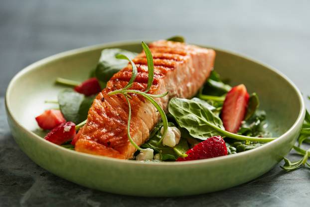 Spinach,And,Strawberry,Salad,With,Grilled,Salmon