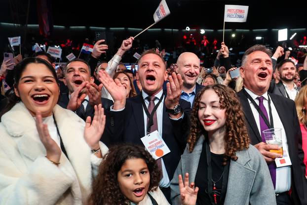 Zagreb: Slavlje u izbornom stožeru Zorana Milanovića nakon rezultata prvih izlaznih anketa