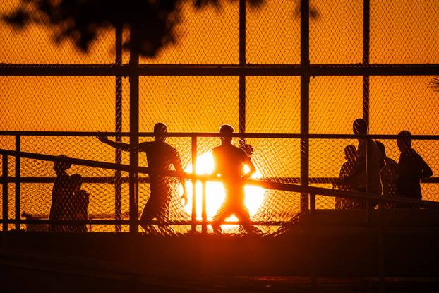 Zalazak sunca iznad igrališta na Žnjanskom platou