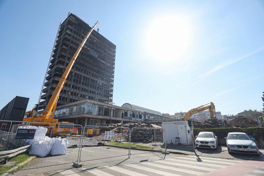 Vjesnikov neboder radnici pripremaju za rušenje