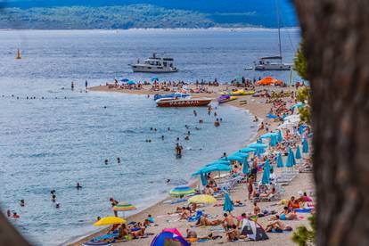 Zlatni rat bio je prepun turista na zadnji vikend u kolovozu