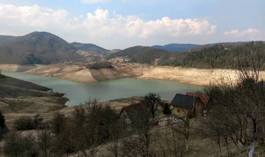 'Ukleto' jezero: Presušilo je pa izronile kuće, crkva i grobovi...