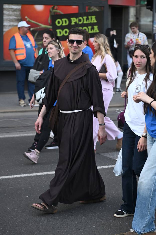 Zagreb: Povorka Antunovskog hoda na putu prema bazilici svetog Antuna Padovanskog