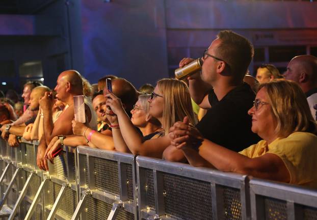 Vodice: Brojni izvođači nastupili na prvoj večeri CMC festivala
