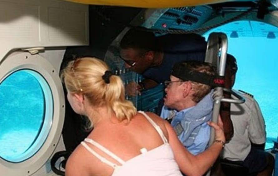 Otkrili tko su cure u bikiniju na spornoj fotografiji s Hawkingom