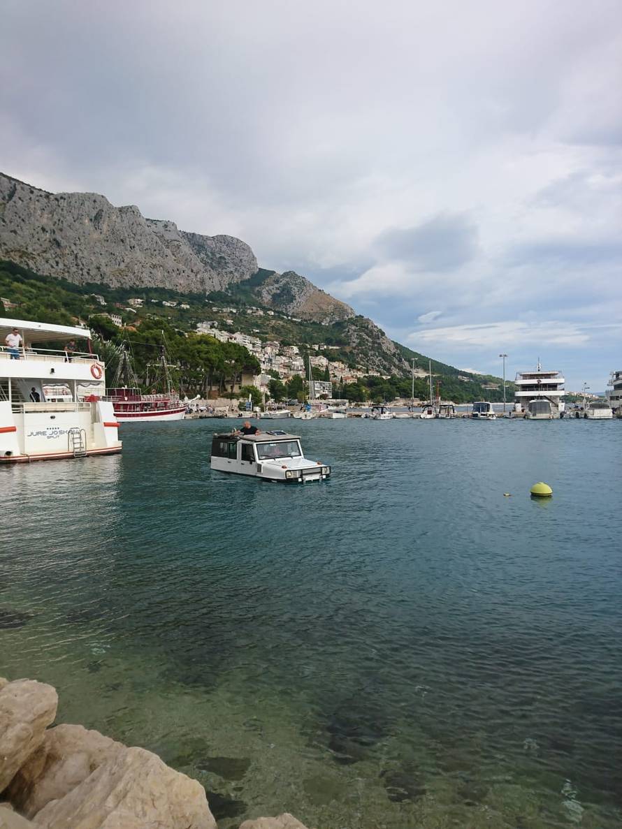 Vozi miško! Turisti se po moru u Omišu provozali džipom