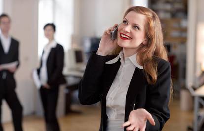 Otkrivena tajna zašto žene vole satima pričati na telefon