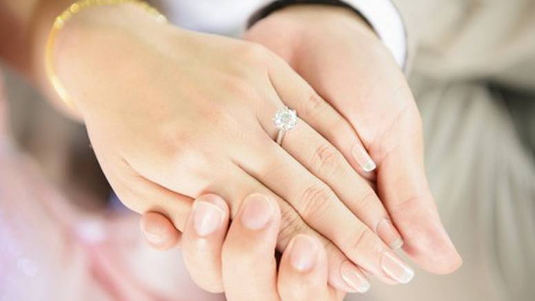 Planirate li zaprositi? Evo što morate znati o kupnji prstena
