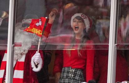 Taylor Swift proslavila Božić na utakmici njezina dečka Travisa