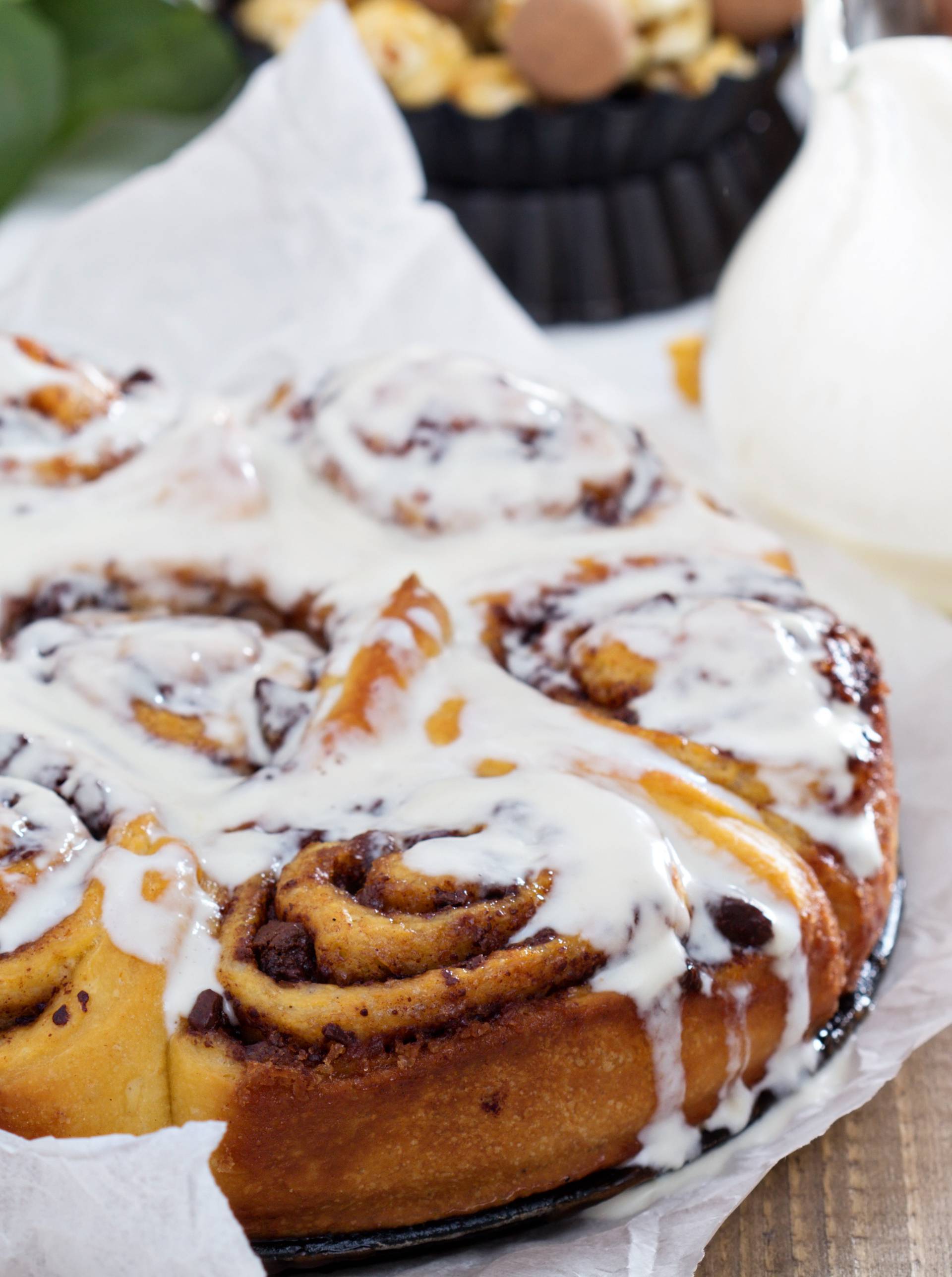 Cinnamon buns with chocolate and cream