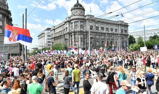 FOTO Tisuće na ulicama u Srbiji traže bolje radne uvjete. Ispred zgrade Skupštine peku - roštilj!