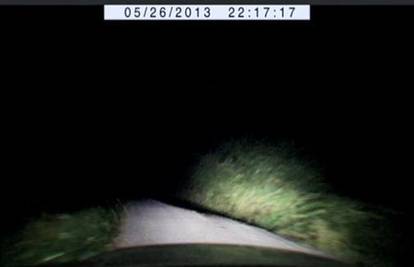VIDEO: Snimka iz auta - usred noći pregazio uplašenog čovjeka