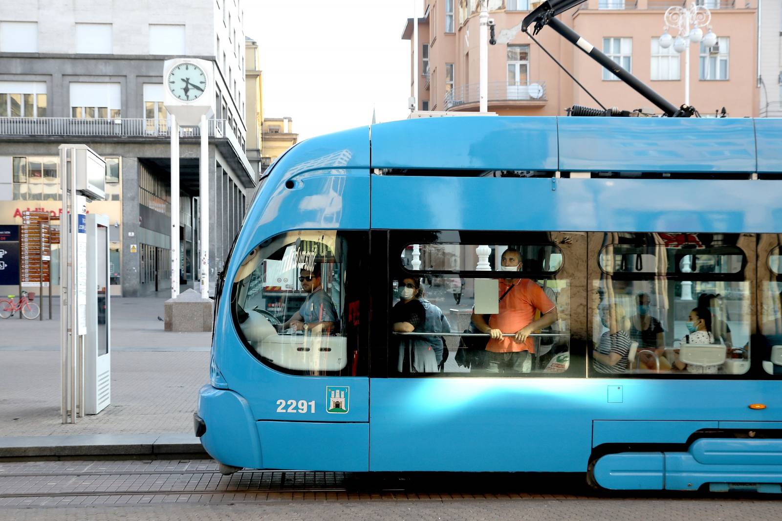 Zagreb: Prvi puta nakon prekida prometa zbog pandemije i potresa tramvaji voze centrom grada