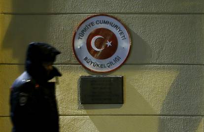 Kod turske ambasade ostavili lijes u kojem je lutka Erdogana