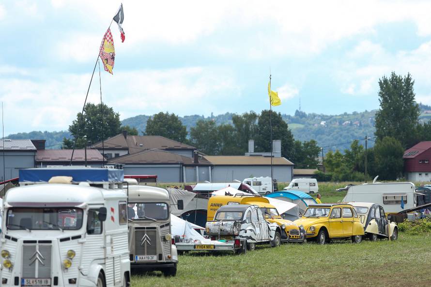 Spačeki okupirali Trg: Ma ovo je naš automobilski Woodstock