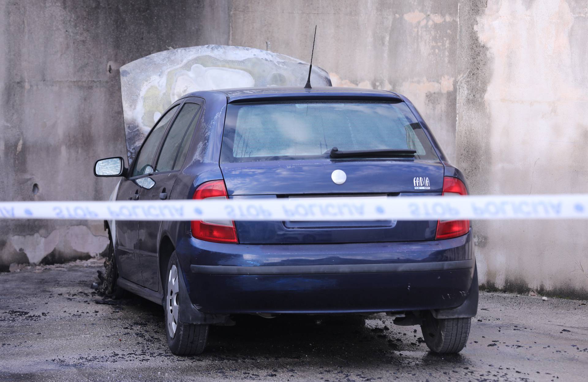 U Solinu rano jutros izbio požar na  automobilu, na mjestu događaja policija radi očevid