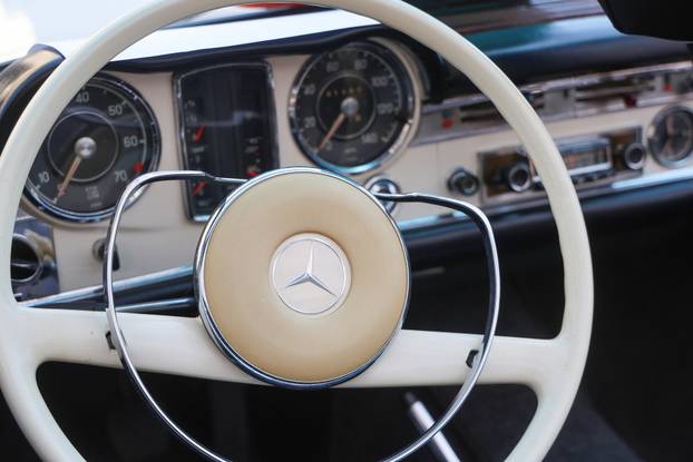 Zagreb: Na Europskom trgu održana je izložba oldtimera