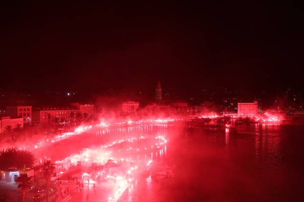 Split: Torcida spektakularnom bakljadom na Rivi obilježila 100 tisuća članova Hajduka