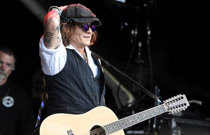 Depp nastavlja s glazbenom karijerom, objavio je album