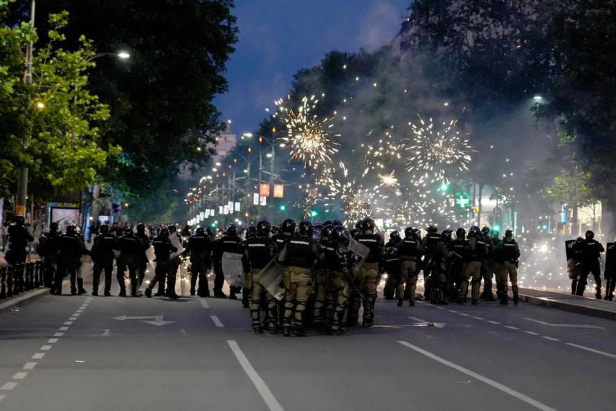 Neredi u Beogradu, sukobili se prosvjednici i policija