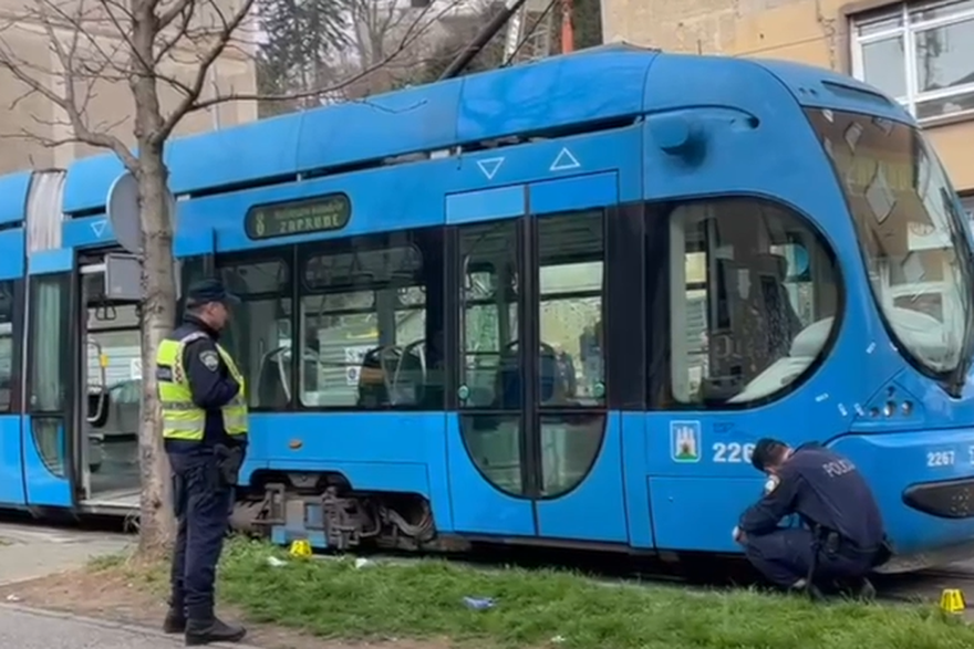 Zagreb: Tramvaj kod Langovog trga naletio na muškarca koji je prevezen u bolnicu