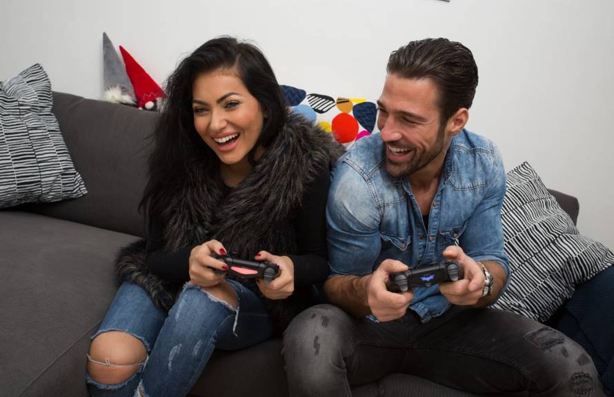 Hanina škola zavođenja: Budite malo koketa, zamahnite kosom