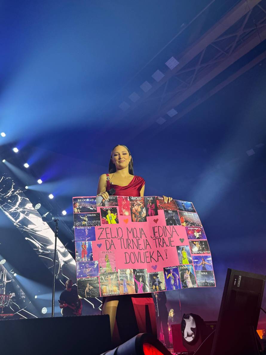 Prijomanija u Splitu: Publika joj dobacila plišanog dalmatinera! 'Neka turneja traje dovijeka...'