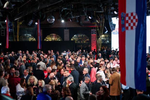 Zagreb: Slavlje u izbornom stožeru Zorana Milanovića nakon rezultata prvih izlaznih anketa