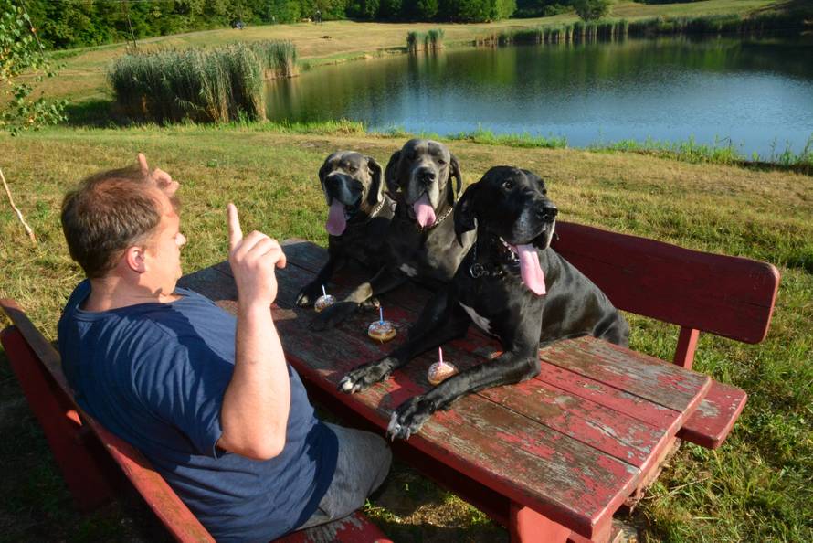 Doga Chosen uči biciklirati: Baka mu je vozila automobil