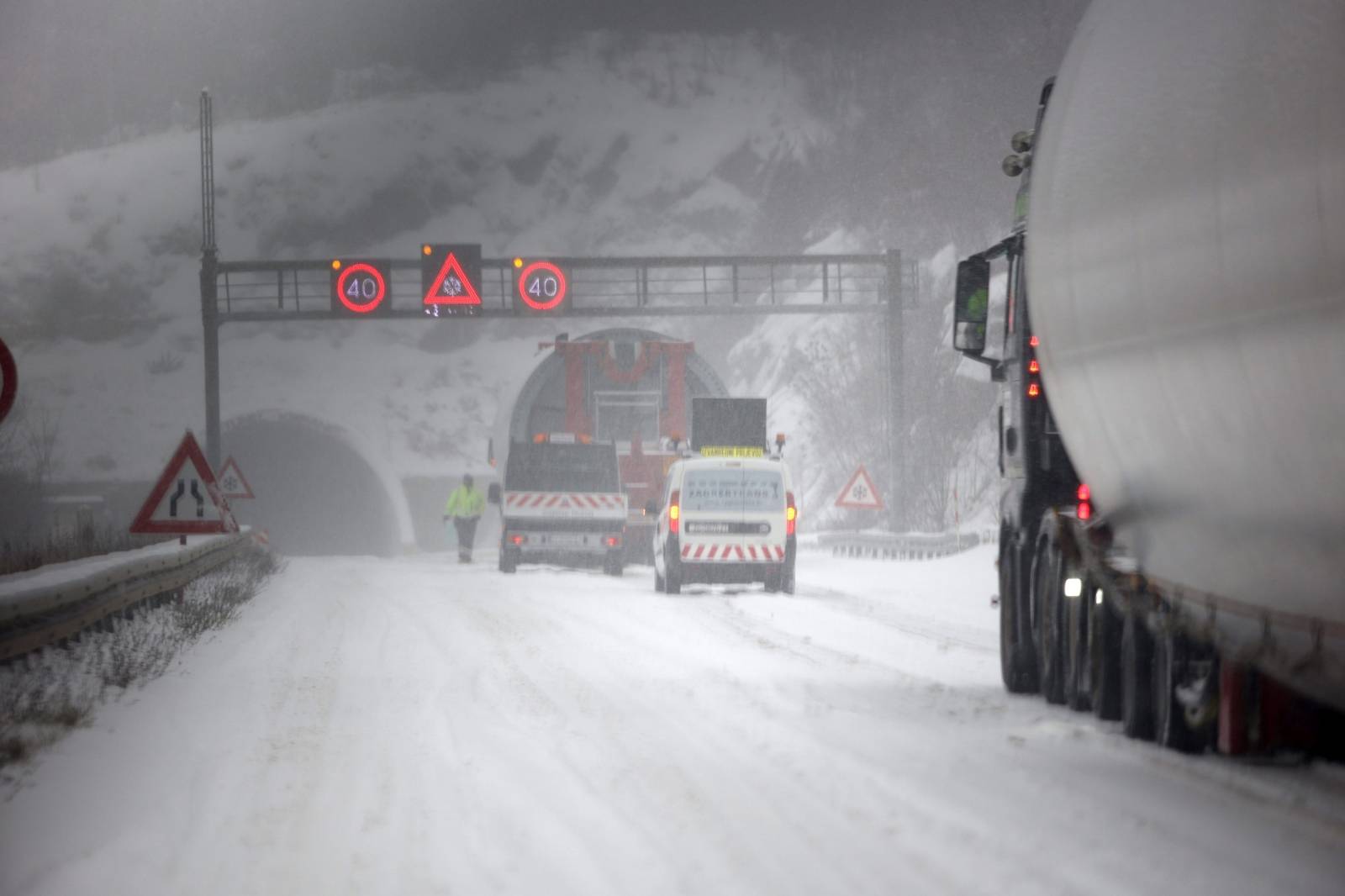 Zbog snijega otežan promet na A1