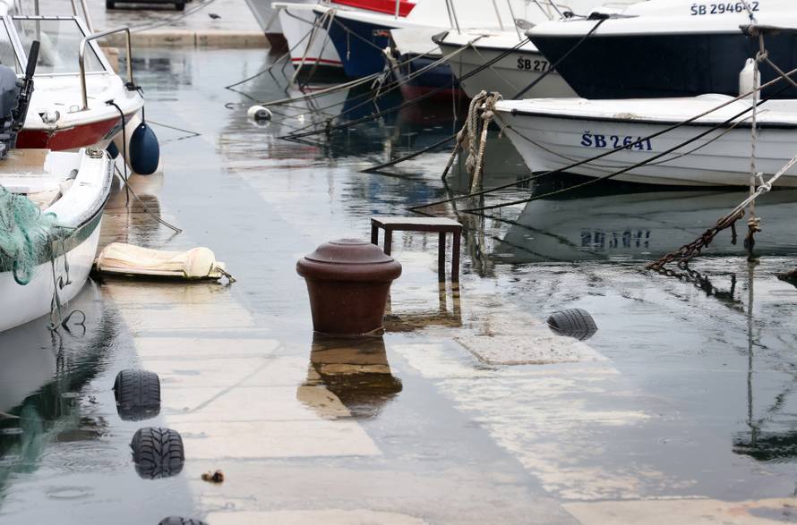 Šibenik: Jugo potopilo Dolac, cijela riva je pod morem