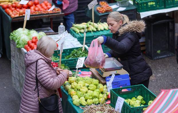 Zagreb: Šarenilo crvenih šestinskih suncobrana preplavilo je ove subote zagrebački Dolac