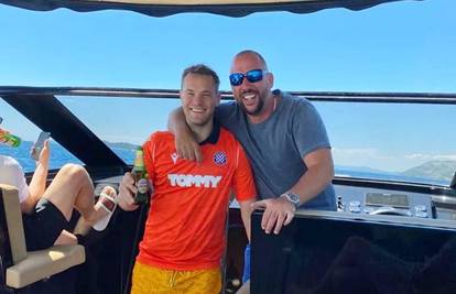 Neuer u dresu Hajduka s pivom u ruci uživa na hrvatskoj obali