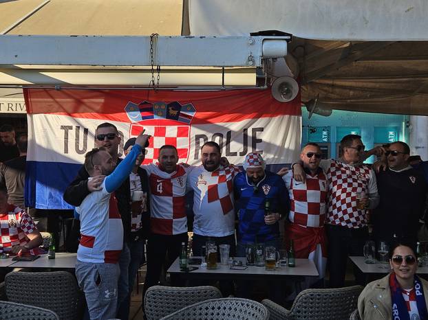 FOTO/VIDEO Navijači gradom prolaze s ogromnom zastavom! U navijačkoj zoni i Iris Livaja...