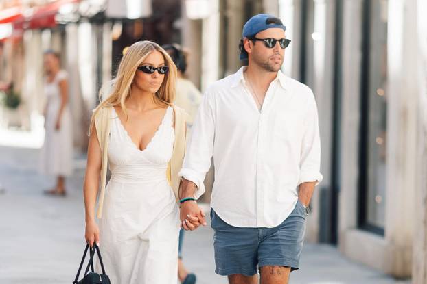 Sydney Sweeney et son compagnon Scooter Braun font une balade en gondole et se promènent main dans la main à Venise lors du 83ème Festival International du Film (Mostra)