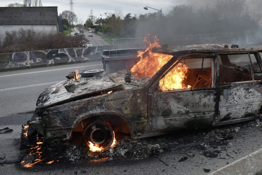 Prosvjednici zapalili auto u Francuskoj